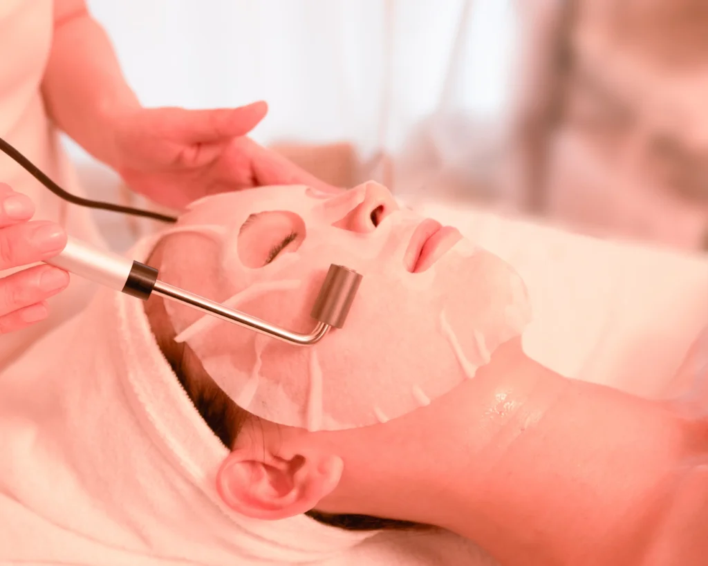 美容液イオン導入で手では届かないお肌の深部へ栄養を届ける。最速で肌質改善。