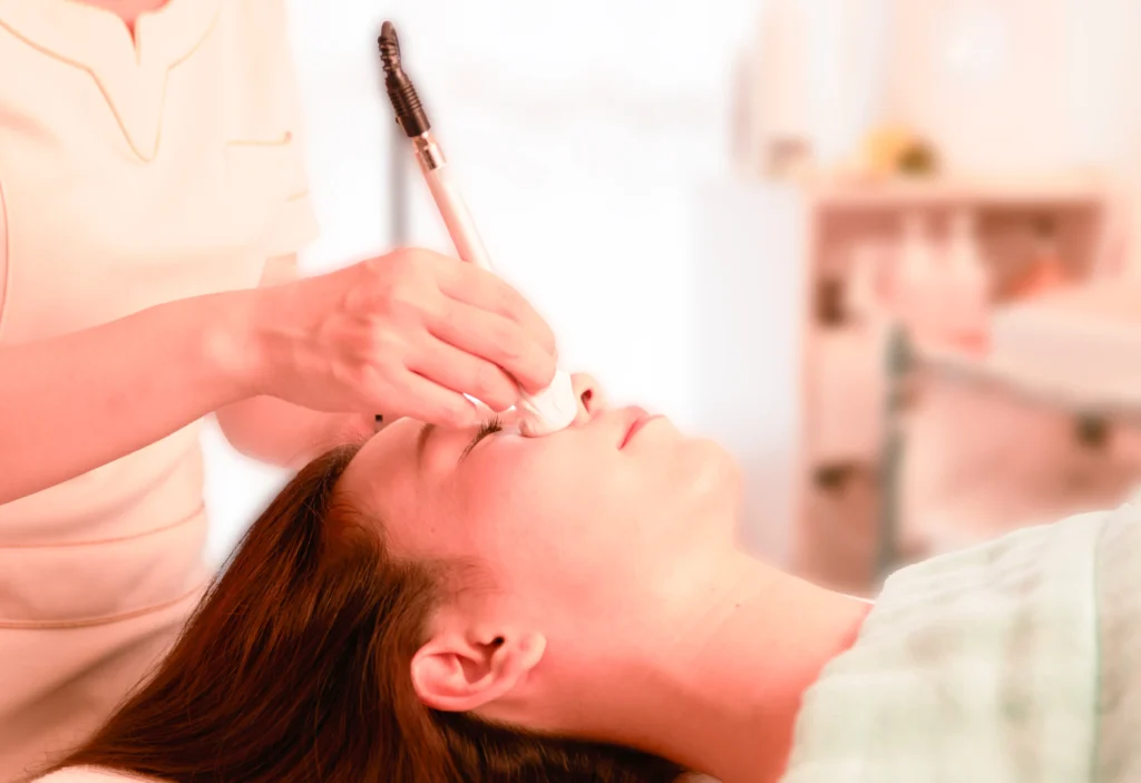 超音波クレンジングで古い角質や毛穴詰まりをオフ。美容液が浸透しやすい土台作り