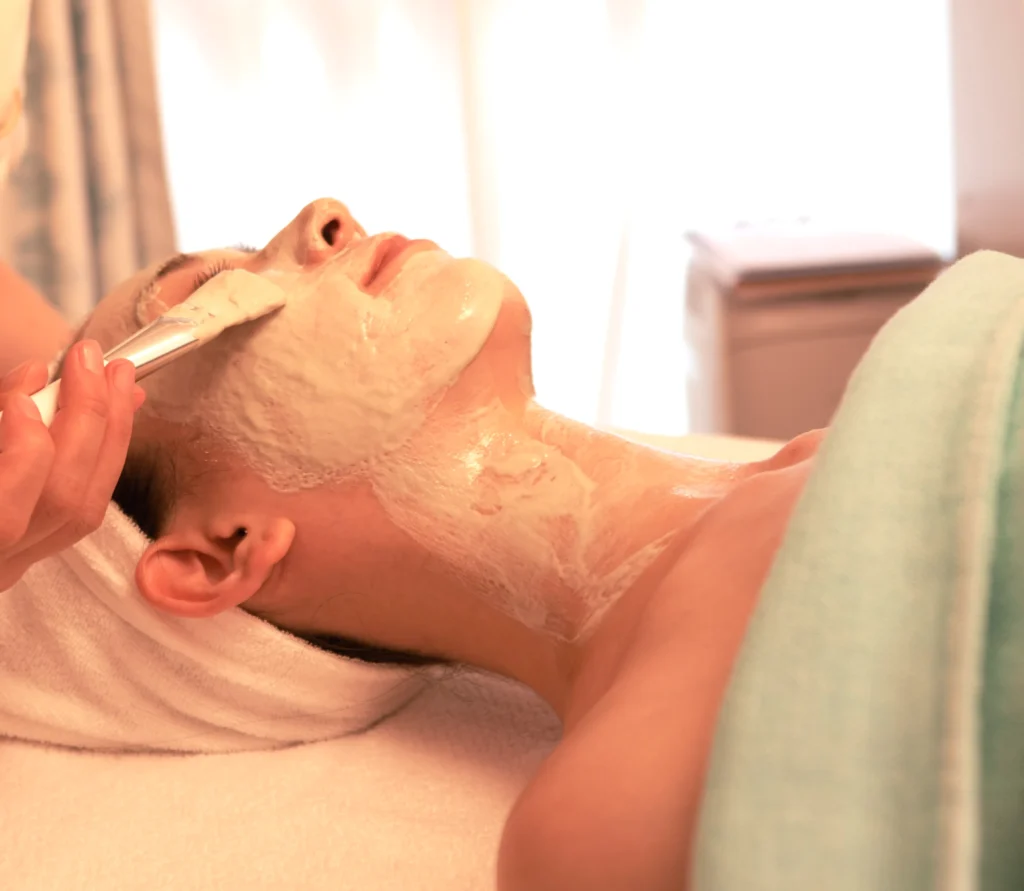 界面活性剤不使用の天然クレイ洗顔で毛穴汚れを吸着。つるんとくすみのない透明感のある素肌へ。