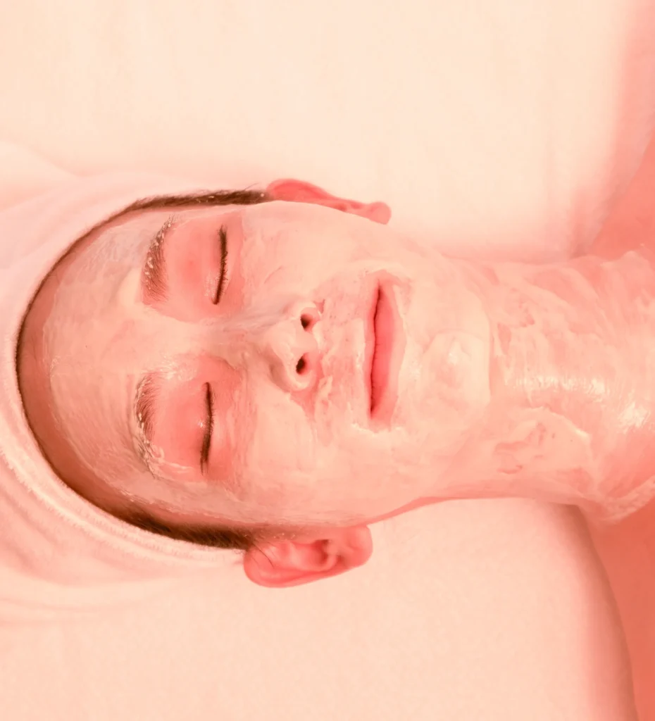 お悩み別のカスタマイズパック。シミ、乾燥、シワに合わせた栄養をお首元までたっぷり塗布。