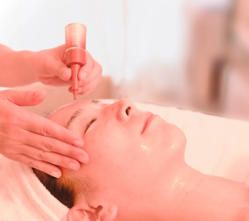 世界特許取得の生コラーゲンをホームケアの5倍量使用。一気にお肌を修復しハリ感アップ。