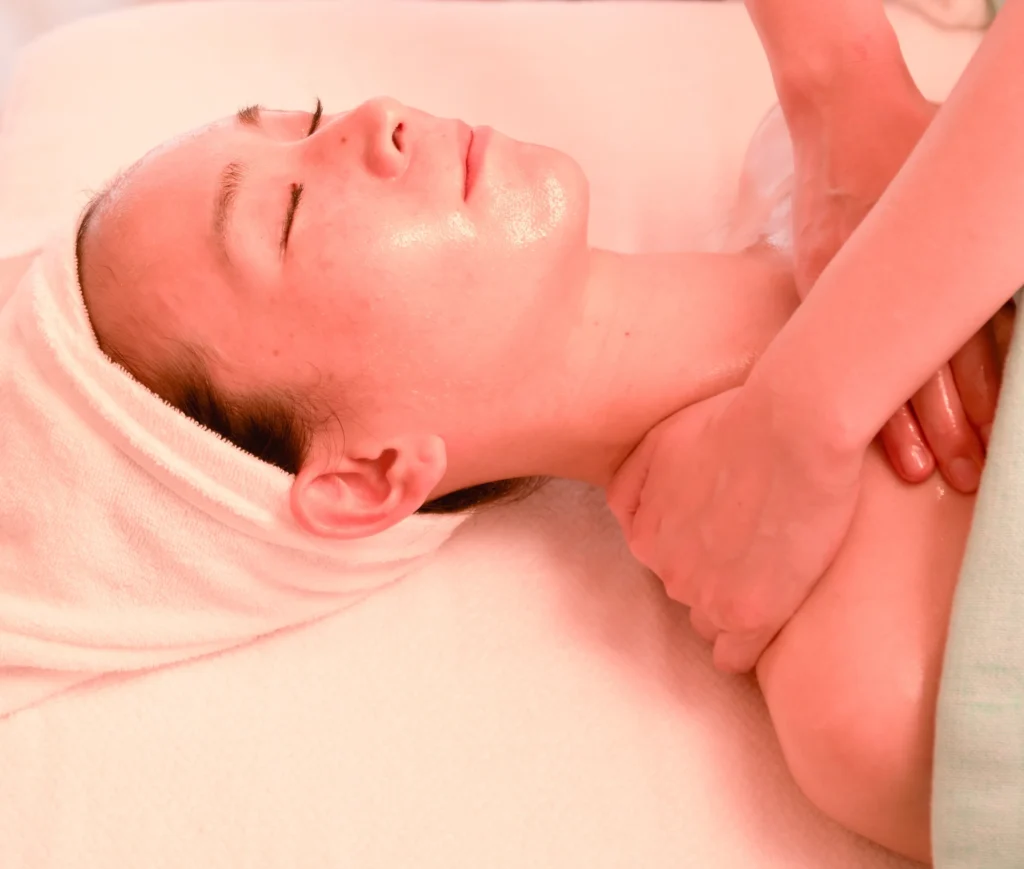 肩・首・デコルテマッサージ。小顔効果やむくみ改善、くすみも改善。