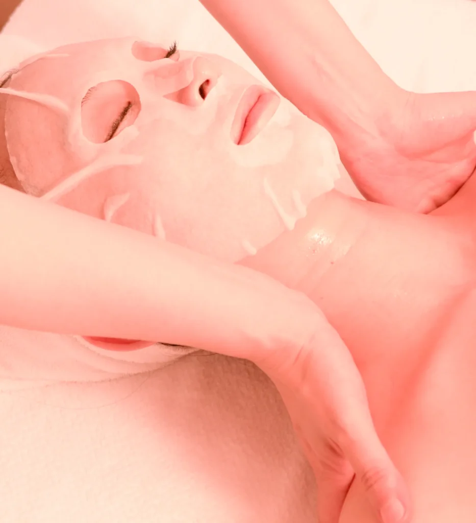 札幌で人気の小顔マッサージ。首、肩、デコルテまで徹底的に解きほぐし、むくみを改善