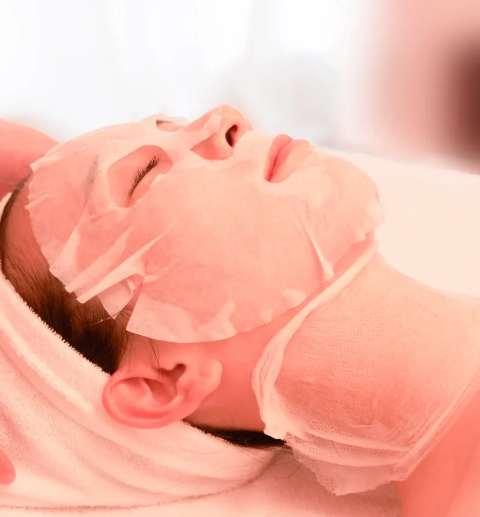 お肌が満タンになるまでたっぷりのローションパック。潤いを定着させプルプル肌に。