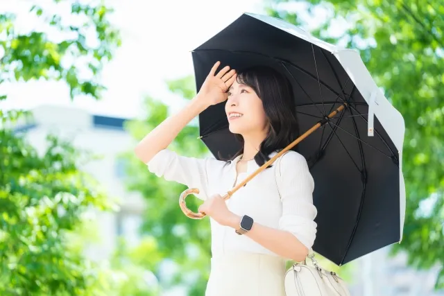 鏡を見ながら頬に触れ、乾燥やくすみを気にしている女性